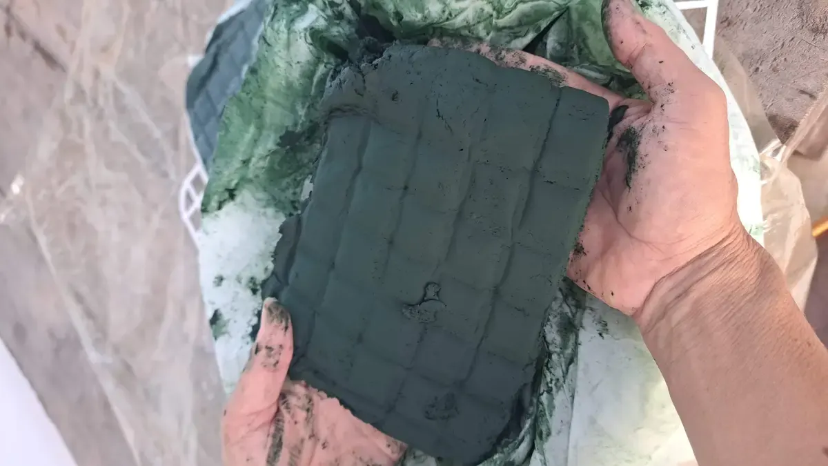 Frasco de espirulina fresca Neka con paisaje de Casanare